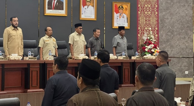 Ketua DPRD Padang Muharlion Bersama Walikota Padang Fadly Amran didampingi 3 wakil ketua DPRD saat memimpin rapat paripurna.